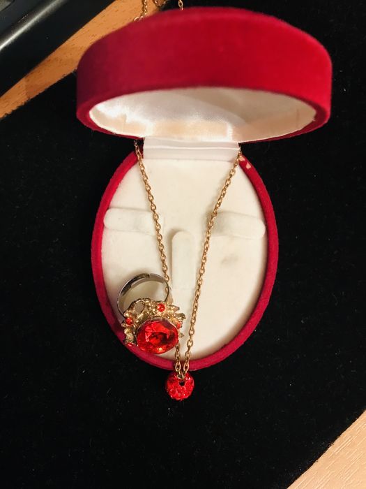 Симпатичный красный комплект