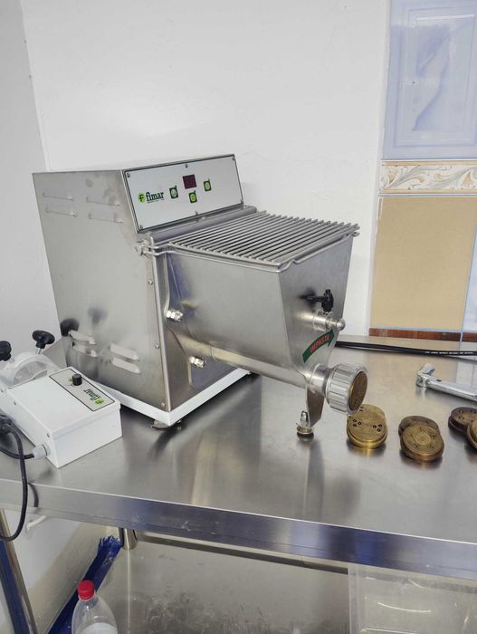 Vand masina paste profesionala Fimar, cu 7 matrite bronz, taietor electric, capacitate 8 kg/ora si deshidrator cu 24 rafturi