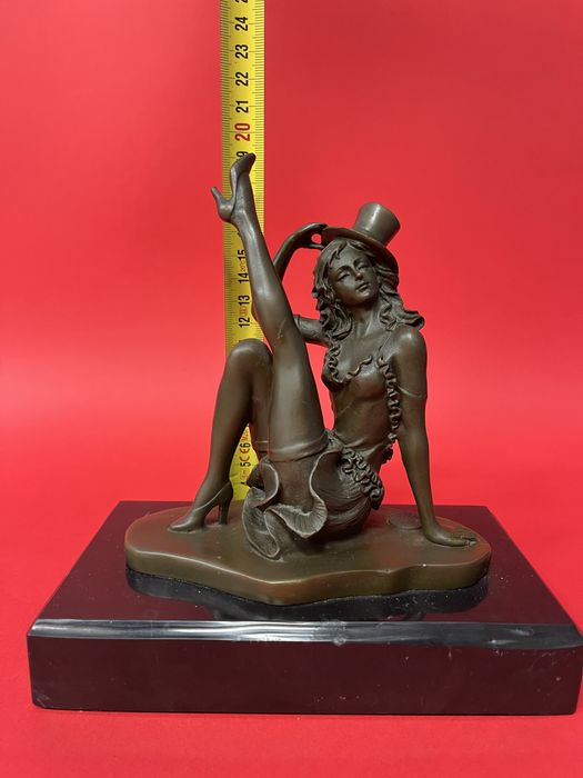 Бронзова статуя на дама-Танцьорка в кабаре