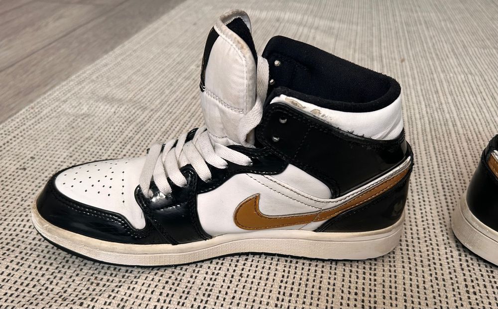 Nike Air Jordan 1 Mid SE Black/White/Metallic Gold – Mărimea 40