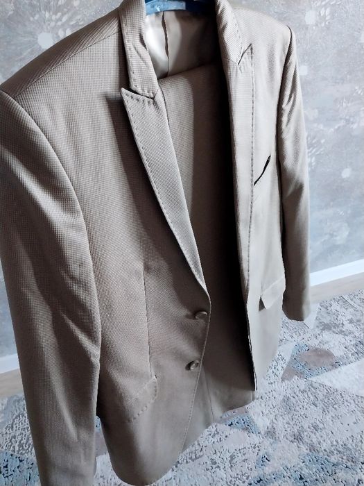 Продам! Костюм двойка бежевый цвет!