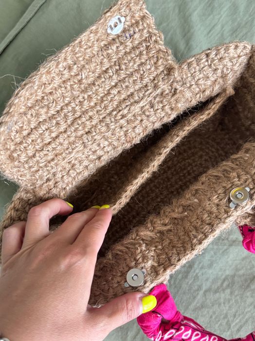 Плетена лятна чанта. Вътре има джоб за телефон.