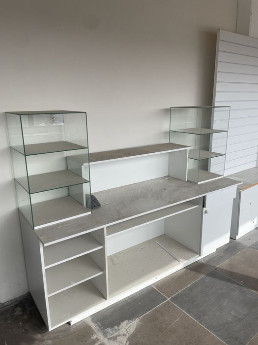 Стол ветрина - шкафы в магазин