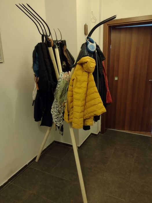 Дизайнерска закачалка за дрехи