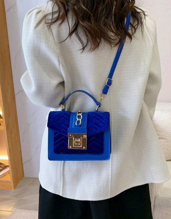 Чанта в кралско синьо