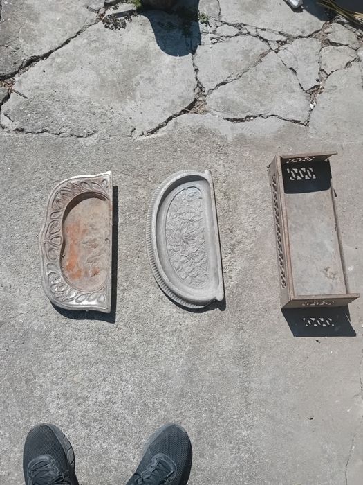 Vînd tavă din fontă ptr cenușă!
