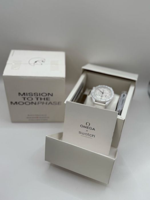 Bu saat Swatch x Omega “Mission to the Moonphase” (Snoopy)