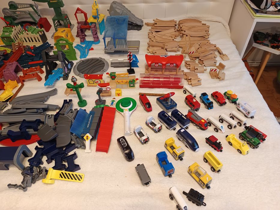 Se vând diverse trenuri,sine, macaze,poduri cu lumina fara lumină etc.