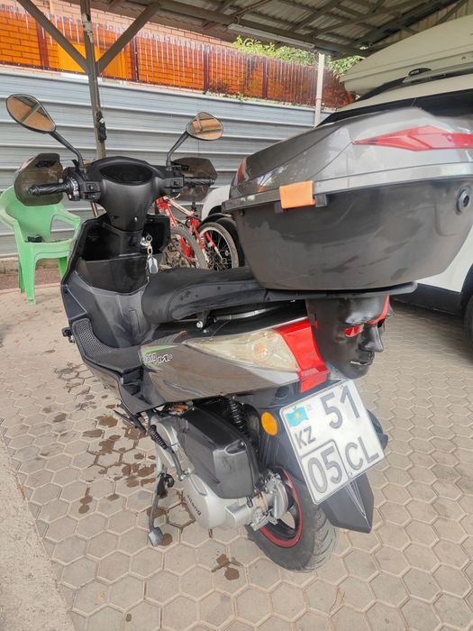 Продам скутер М8.
