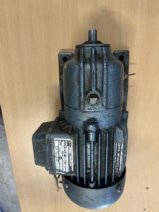 Motor electric cu reductor de 0,90 kw