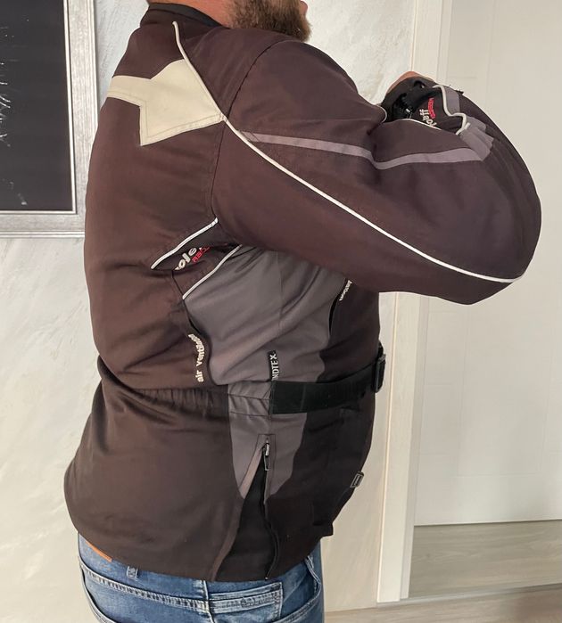 Черно Мото яке регулируемо с колани отстрани