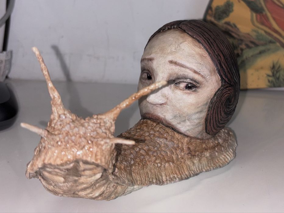Охльов с човешка глава. Скулутура от глина