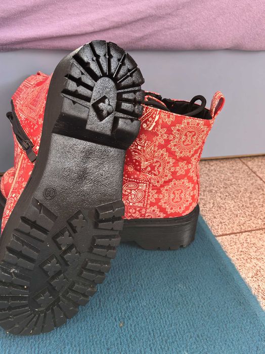 Червени боти размер 39