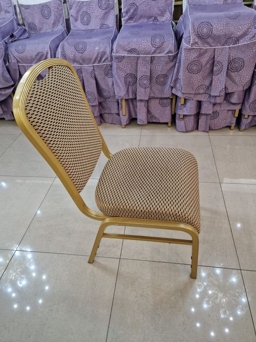 Много столов , стульев