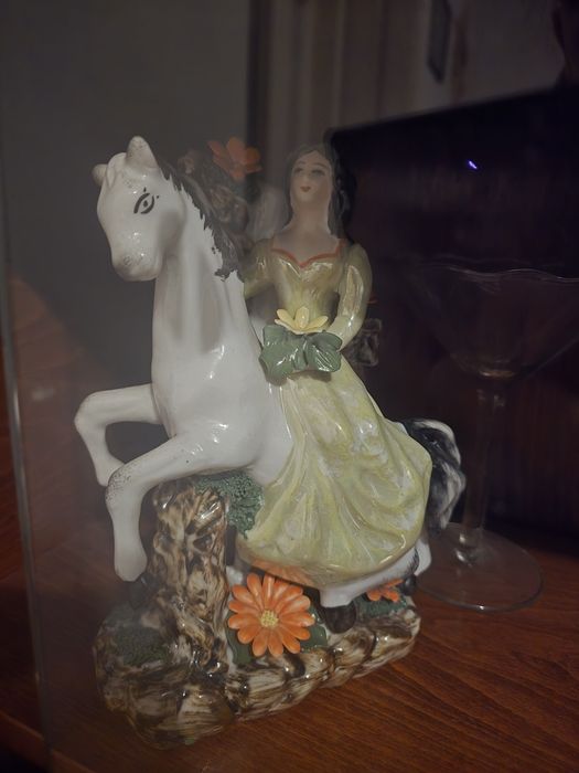 Vând bibelouri vechi