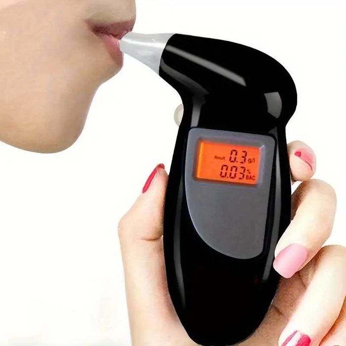 Etilotest Tester digital de alcool cu semnal sonor. Ecran LCD de fundal pentru citire usoara. Raspuns rapid. Interval de detectare: 0.00% -0.19%