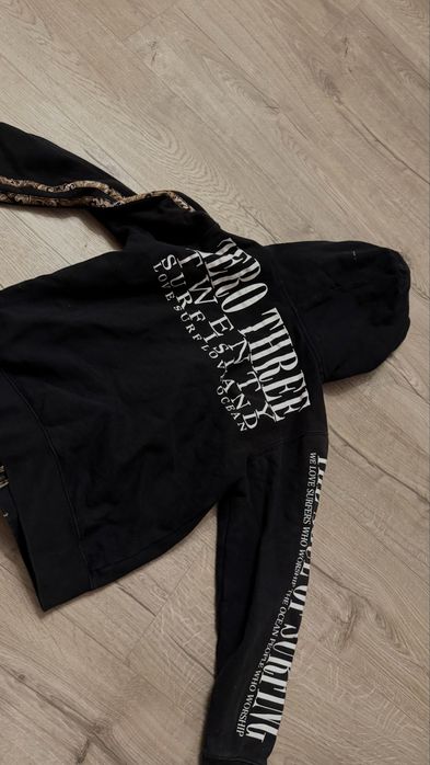 Кофта сзади и на рукавах с надписями