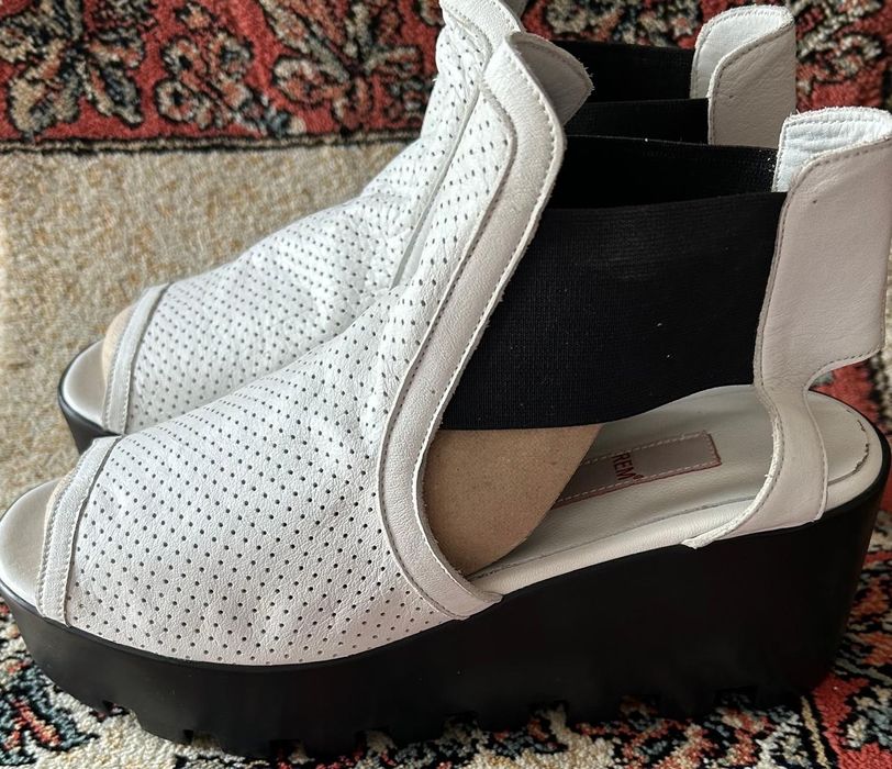 Продам новые босоножки