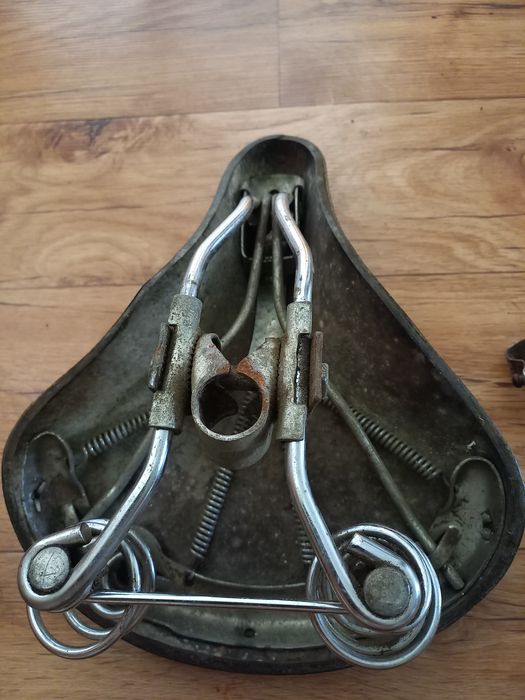 Продам  сидушку советскую(кожанную)  велосипедную