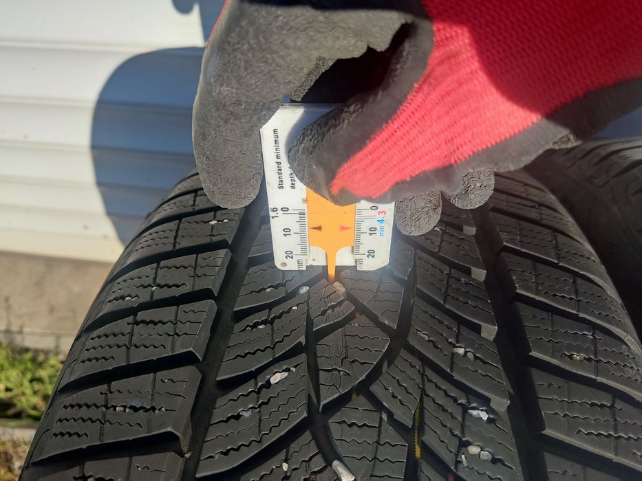 225 45 17 Зимни Goodyear