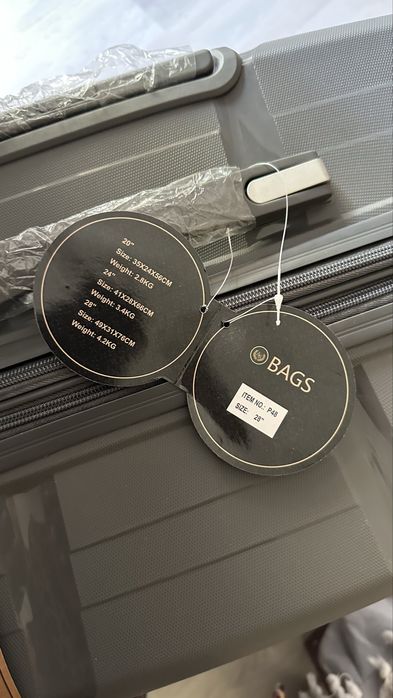 Продам чемоданы новые .