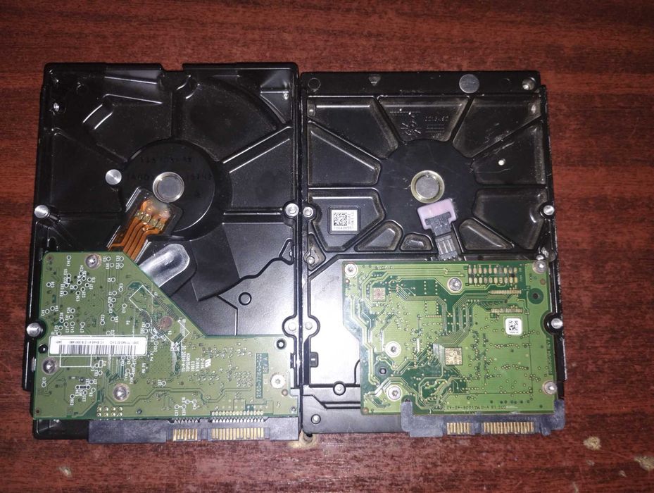 Două Hard Drive-uri Stricate, bune pentru piese