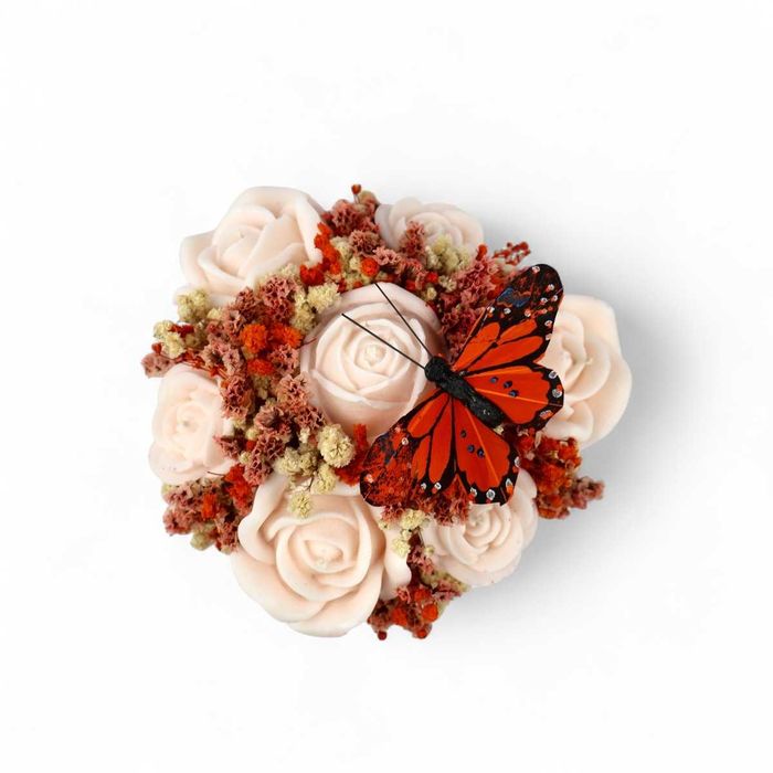 Букет соеви свещи с рози и пеперуда – Ароматен залез