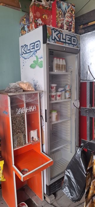 Xaladelnik va jixozlar sotiladi