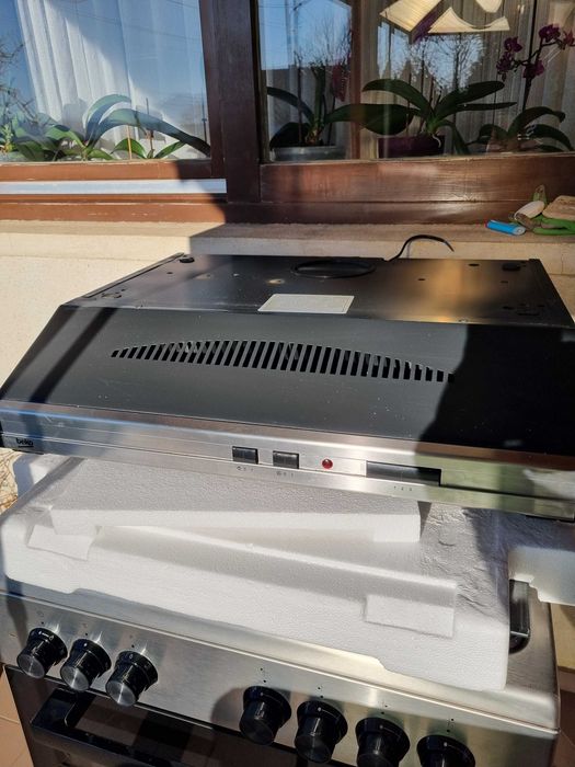 Aragaz Beko 4 ochiuri cu cuptor electric si Hota clasica Beko