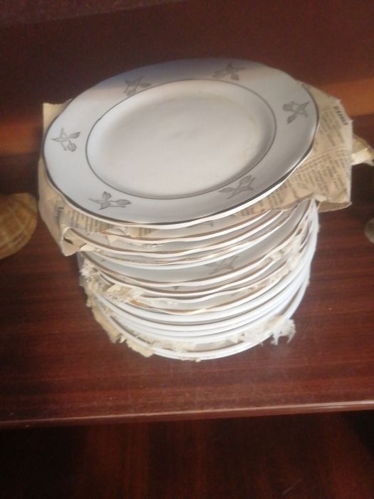 Продам тарелки разные.