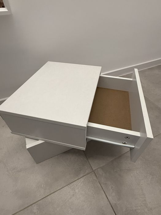 Продавам два броя висящи нощни шкафчета