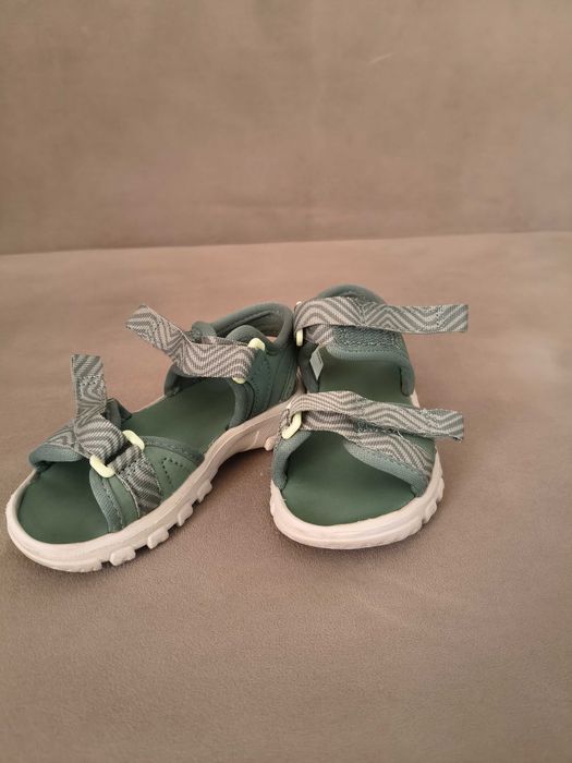 Vând încălțăminte băiețel in stare foarte buna,aproape noi