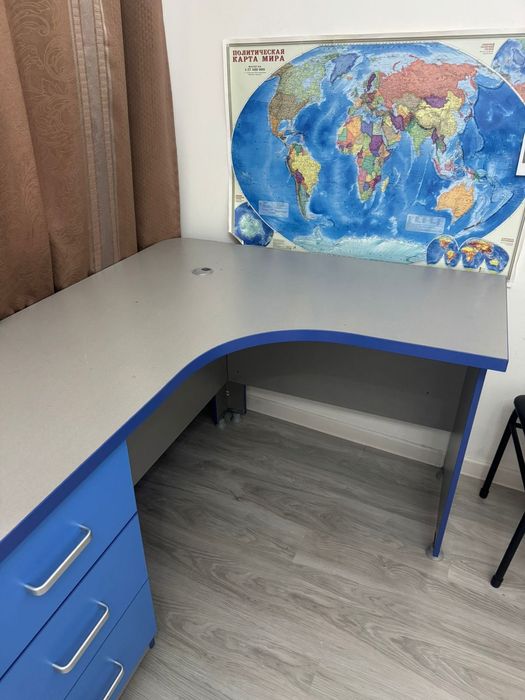 Стол.  ученически