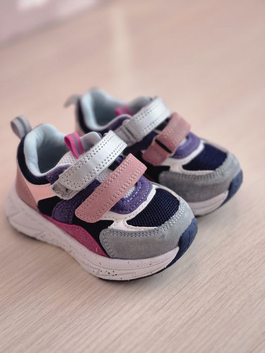 Продам  кроссовки на девочку!