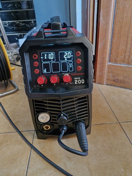 Заваръчен апарат ARCCAPTAIN 6-в-1 със Smart LED, 200A IGBT