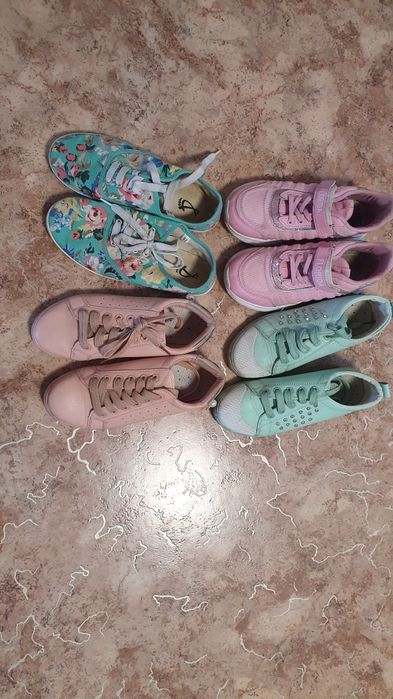 Продам обувь детскую.