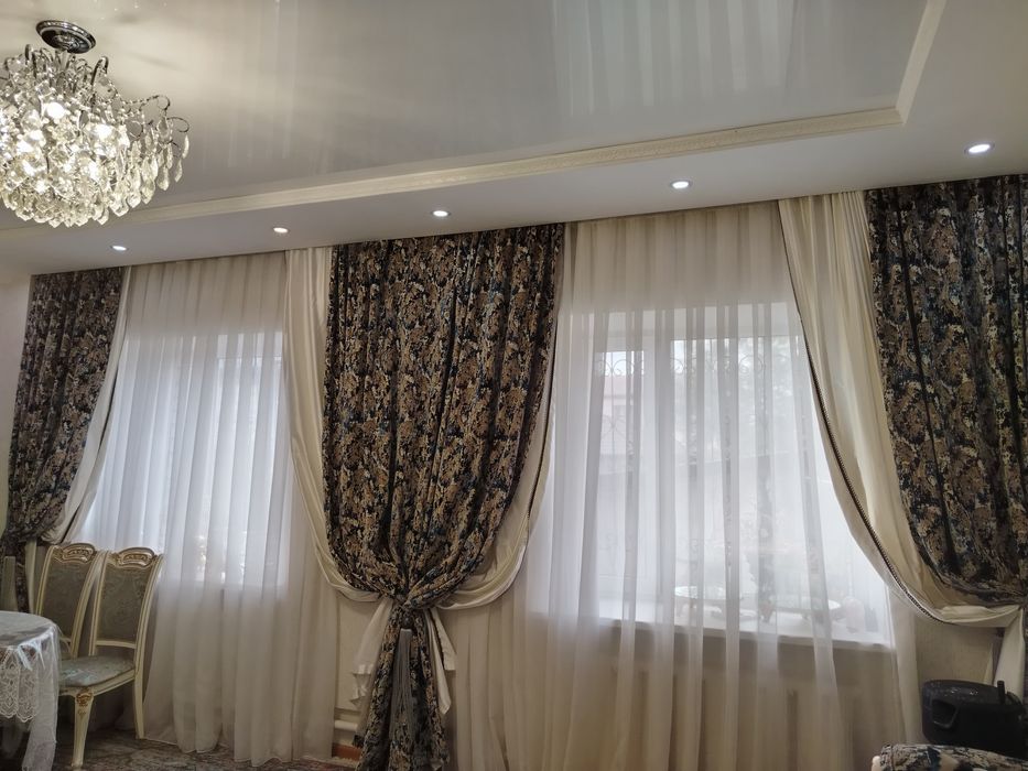 Продаётся шкаф витрина, стол со стульями, шторы и ковры