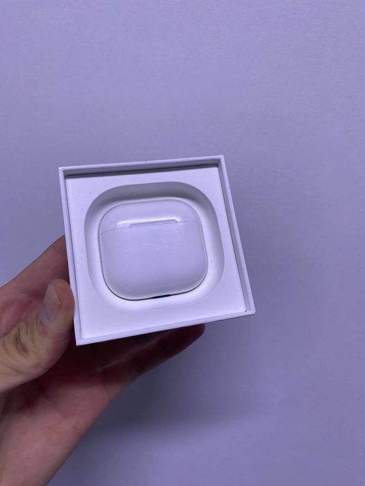 AirPods 4 Комплектация: каропка