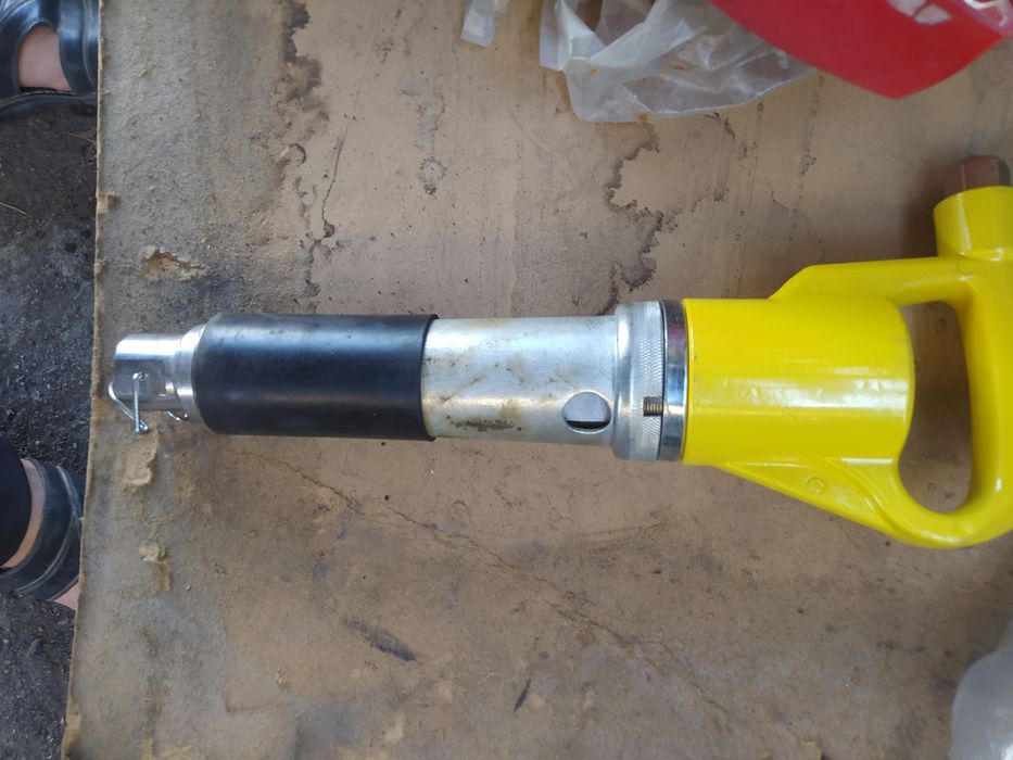 Клепальный молоток ударного типа