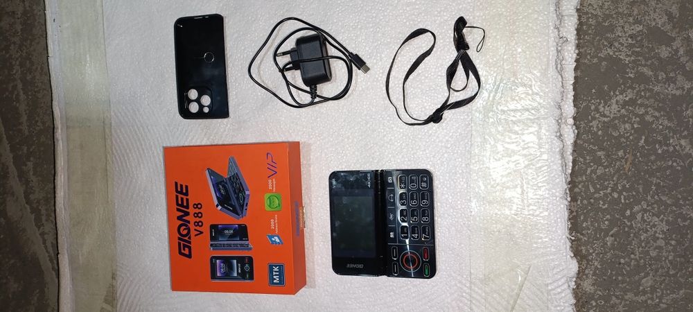 Мобильный телефон GIONEE V888