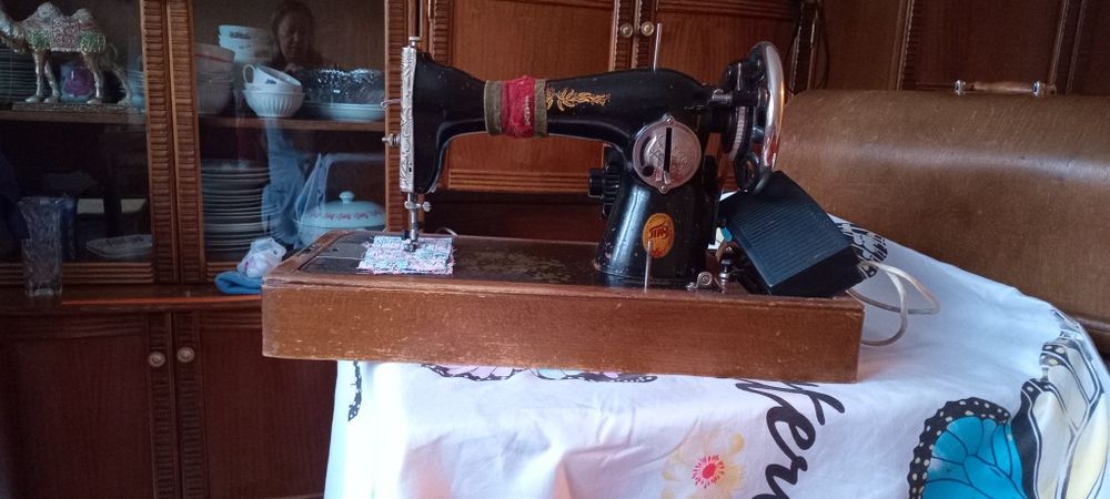 Швейная машина Чайка