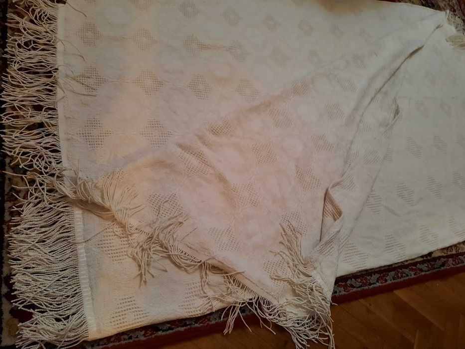 Продавам тъкана покривка за легло