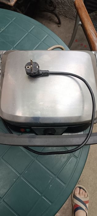 Vând grill electric