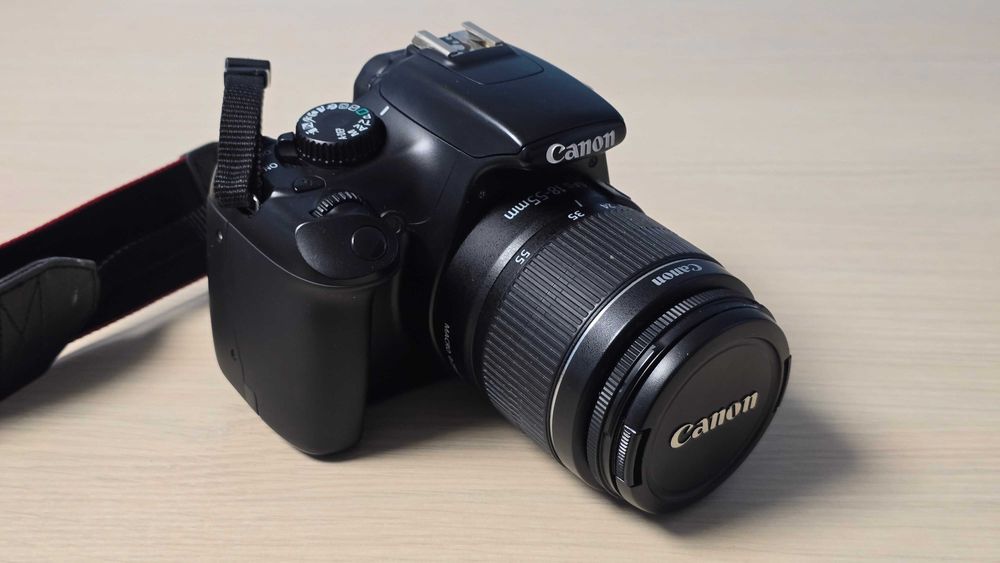 Canon 1100 D , cu umbre pe display
