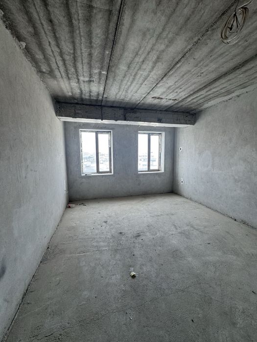 2 qavatda 3 xonali 76 kvadrat kvartira sotiladi