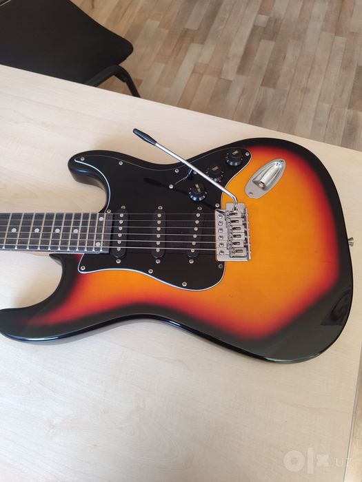 Гитара fender stratocaster + комбик 12в