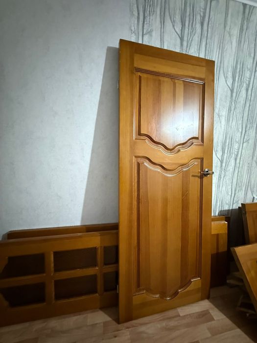 Дверь из дерева.