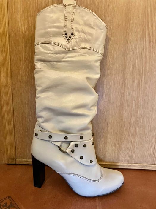 Бяло дамско палто