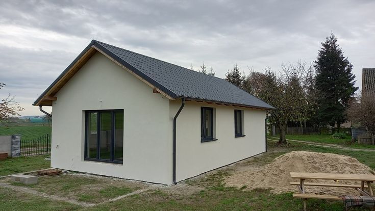 Vand case pe structura metalica învelite cu panouri sandwich 70mp