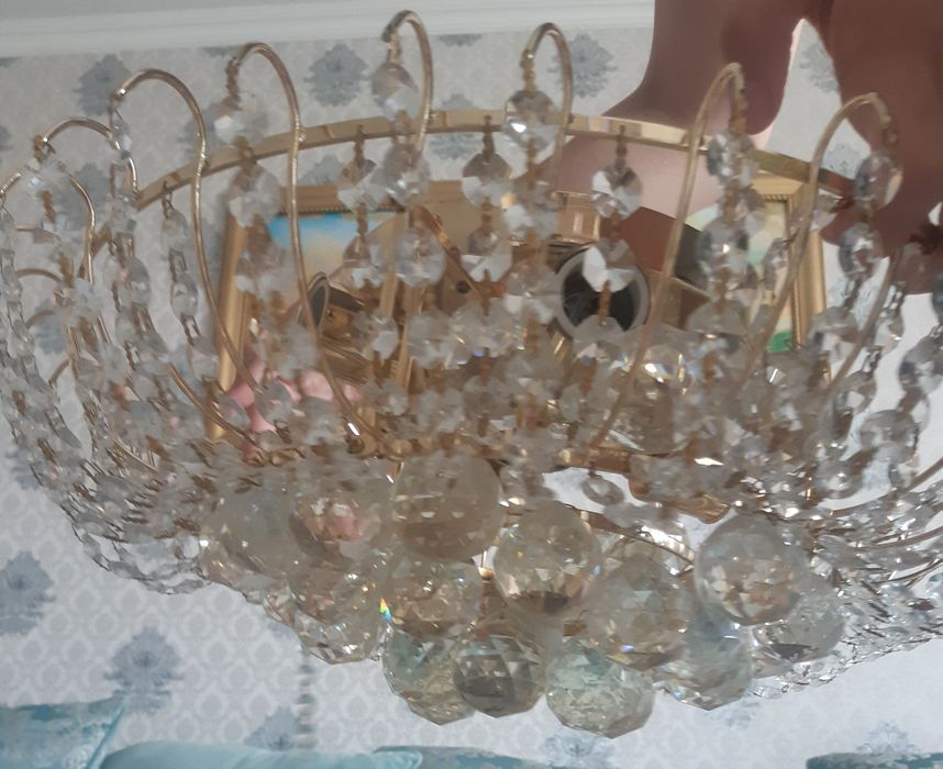 Продам красивую люстру, 6 лампочек